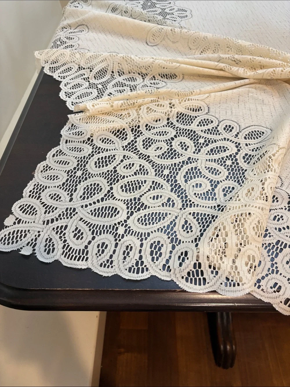 Vintage-Style Crème Lace Tablecloth
